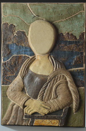 Vægrelief af stentøj