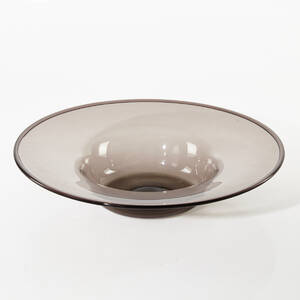 Skålfat röktonat glas