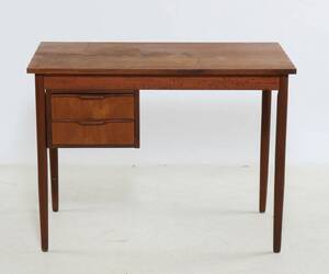 Dansk møbelproducent. Skrivebord af teaktræ, front med to skuffer. 1960erne