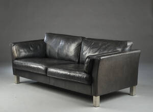 Mogens Hansen sofa med ben af børstet stål, overpolstret med sort skind.  Denne vare er sat til omsalg under nyt varenummer 4758946
