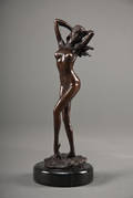 Bronzefigur af ung kvinde