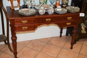 Femlådigt skrivbord med svarvade ben