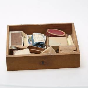 ALLMOGE, låda med diverse