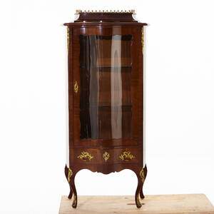 Vitrinskåp omkring 1900