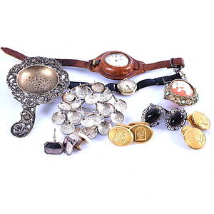 KLOCKOR SAMT BROSCHER MM, bl a silver.