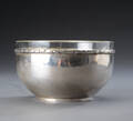Hammerslået skål af sølv med indsats af glas