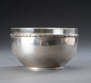 Hammerslået skål af sølv med indsats af glas