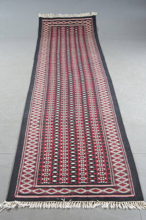 Orientalisk delvis handknuten gallerimodell, 370 x 92 cm.
