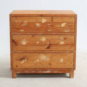 BYRÅ. Mindre modell, tre lådor. Påbörjad renovering, beslag saknas.