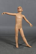 Børne mannequin på fod. H.112 cm. Denne vare er sat til omsalg under nyt varenummer 4203362