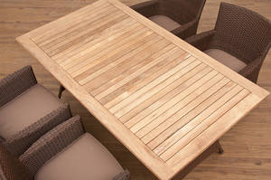 Havebord med træbordplade og stel i brunt polyrattan 1