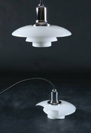 Poul Henningsen. To stk PH 21 pendel med skærme af hvidt opal glas, 2