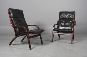 Stouby. To lænestole betrukket med sort læder. 2