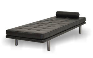 COUZ 173 Daybed med krydsfiner ramme og ben i metal.