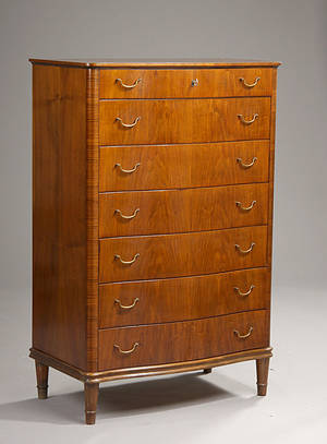 Dansk møbelproducent. Chiffoniere af nøddetræ