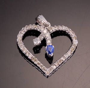 Diamant og safir hjertevedhæng