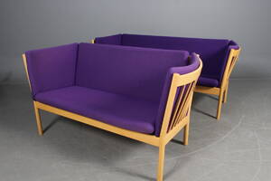 Erik Ole Jørgensen. To samt tre-personers sofa. 2