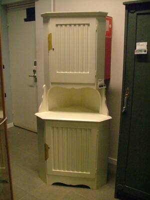 Hörnskåp, bemålat