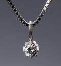 Halskæde og brillantvedhæng i 14 kt hvidguld, ca 0.28 ct
