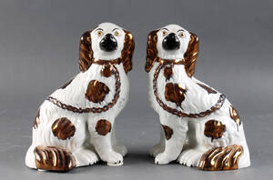 Par Staffordshire hunde af fajance
