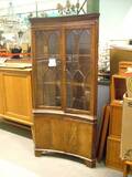 Hörnvitrinskåp