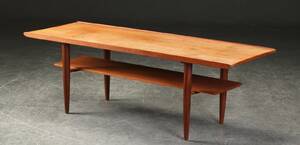 Sofabord af teakræ med kehlet kant, dansk møbelproducent