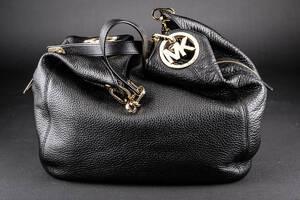 Michael Kors. Fulton. Skuldertaske af sort læder.
