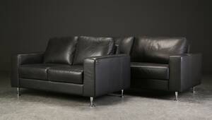 Sofagruppe. Tre-pers. sofa, to-pers. sofa, sort skind 2