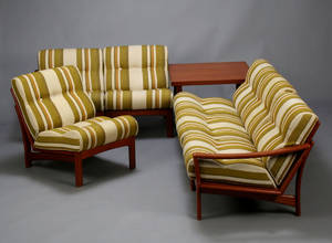 Dansk møbelproducent. Modulsofa samt bord 7