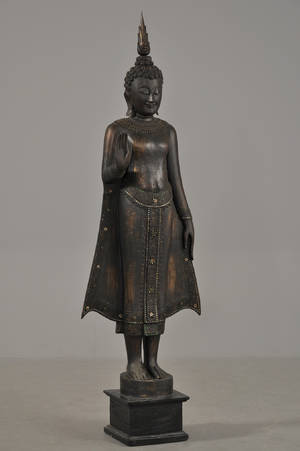 Stående burmesisk Buddha af bemalet og forgyldt træ