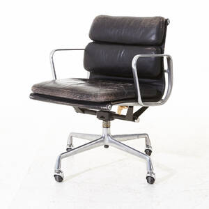 Charles Ray Eames karmstol EA217