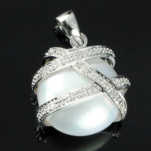 Perle og diamant vedhæng fra Heartbeats.