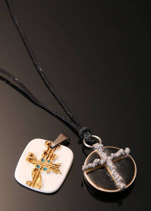 Nils Thorsson m.fl. To vedhæng af porcelæn og sterlingsølv 2