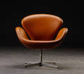 Arne Jacobsen 1902 - 1971. Svanen, hvilestol model 3320, Cognac læder