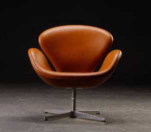 Arne Jacobsen 1902 - 1971. Svanen, hvilestol model 3320, Cognac læder