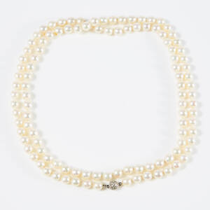 Collier odlade saltvattenspärlor lås 18 k vitguld