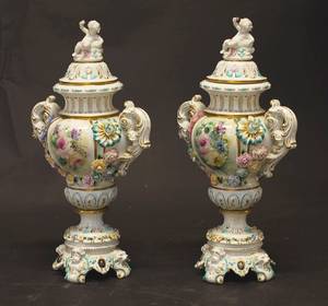 Par prydvaser af porcelæn, af nyere dato2