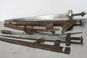 3 st. svärd 1800 tal med dekorerade läderbaljor