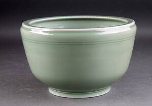 Royal Copenhagen. Skål af stentøj dekoreret med celadonglasur