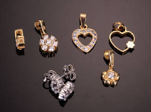 Fem guldvedhæng, par ørestikker, 14 kt 6