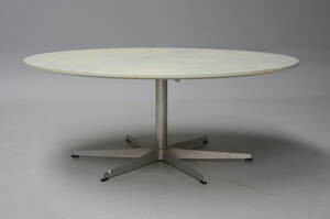Arne Jacobsen. Cirkulært sofabord Denne vare er sat til omsalg under nyt varenummer 4176392