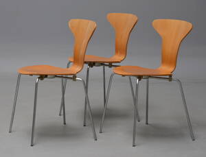 Arne Jacobsen. Tre Munkegaardsstole, bøgetræ, model 3105 3