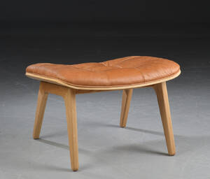 Rune Krøjgaard og Knut Bendik Humlevik for NORR11. Skammel model Mammoth Ottoman Fluffy, eg natur og vintage læder.