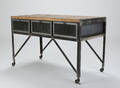 Bord af metal og træ. Industrielt design 