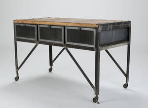 Bord af metal og træ. Industrielt design 