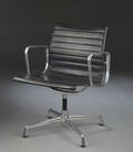  Charles Eames. En kontorstol med sort læder, model EA-107.