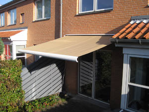 Markise, 3,0 meter, 100 acryldug, hellukket aluminiumskasse, motor og fjernbetjening.