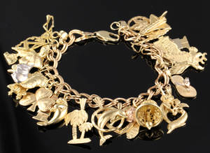 Armbånd med 22 charms 14 kt guld.
