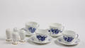 4 Blå Blomst kaffekopper af porcelæn. Kgl.P. samt fire BG salt og peber-bøsser 12