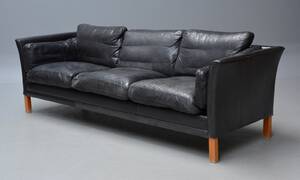 Mogens Hansen. Fritstående tre-pers. sofa, sort læder